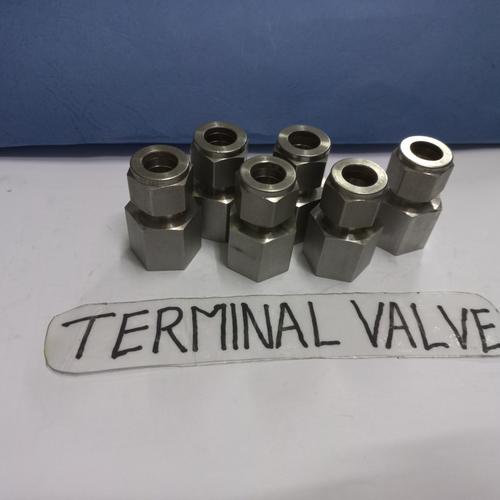 Swagelok SS-600-7-4 Stainless Steel Tube Fitting – 3/8″ OD Tube X 1/4″ FNPT – New Open Box