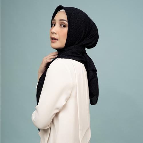 Foto Produk Hijab Wanita Plain Scarf Voal Diario x Nagita Slavina - Pirate Black dari diario