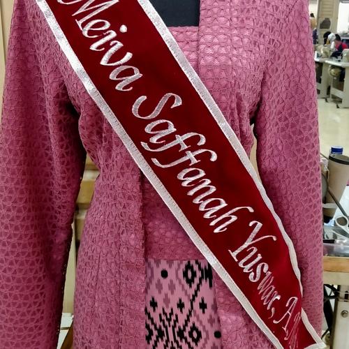 Foto Produk Selempang wisuda beludru Bandung express - maroon/silver, pakai furing dari Jenalhidayah