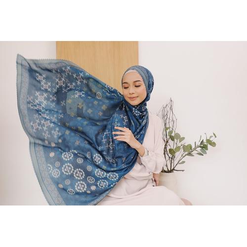 Gambar FAHIMA - Novella Scarf | Hijab Segi Empat Superfine Voal - NAVY, ORI 120 X 120 dari THE NOVELLA SCARF Kab. Bandung Tokopedia