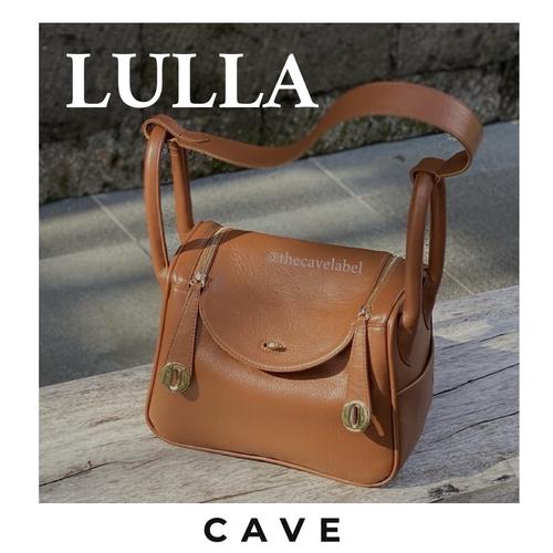 light brown shoulder bag