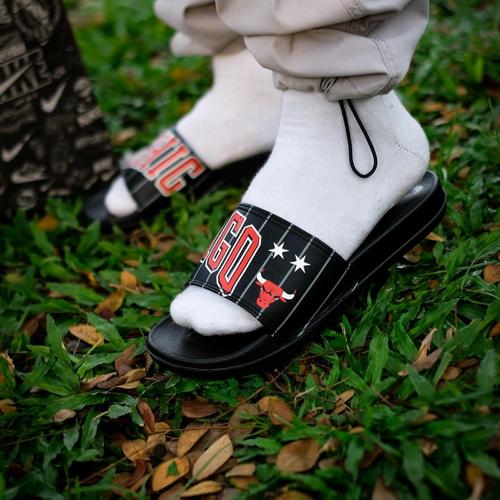 sandal nike benassi chicago bulls black 