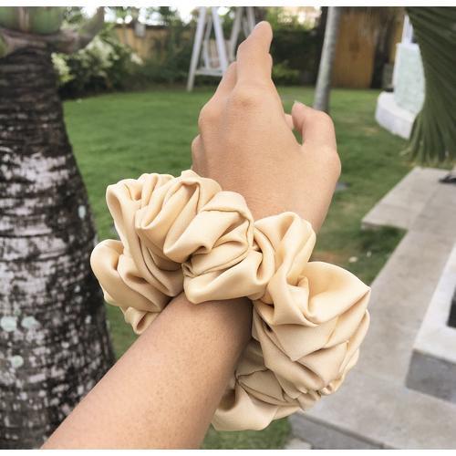 Gambar golden yellow satin silk scrunchie medium size dari Scrunchie Kab. Badung Tokopedia