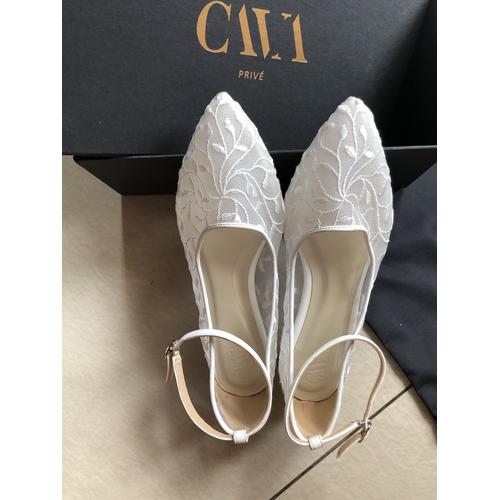 Jual PRELOVED CAVA - Sepatu / White 