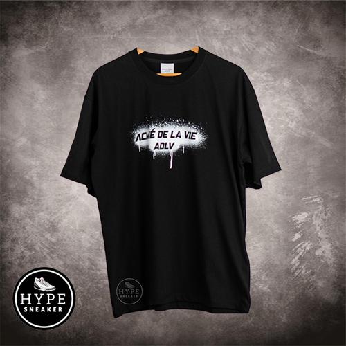 Gambar Kaos ADLV Acme De La Vie Text Spray Black Tshirt 100% ORIGINAL dari HYPESNEAKER.ID Kota Salatiga Tokopedia