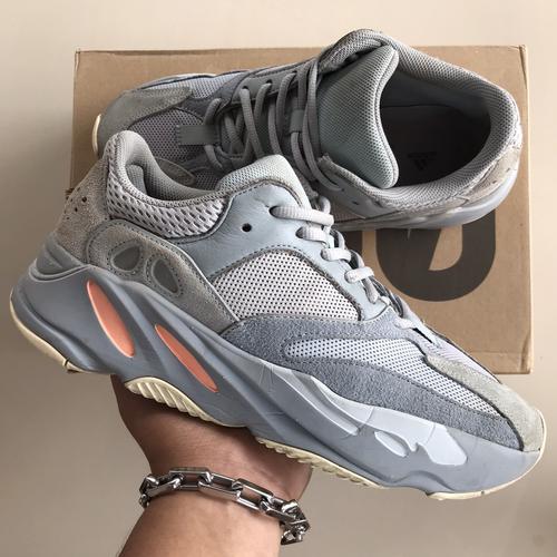 yeezy 700 9.5