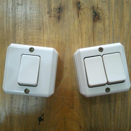 Jual Saklar tempel / saklar dinding / saklar On Off Tempel Broco - Kaki ...