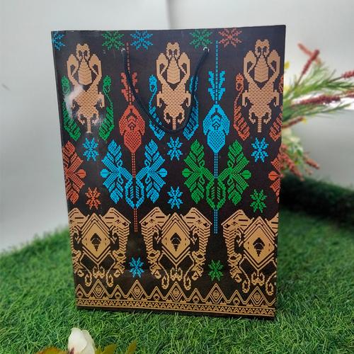 Gambar Tas Kertas Laminasi Licin Belanja Kado Hadiah Besar Motif Tenun Warna dari Rahmah Tas Kertas dan Kemasan Kab. Sleman Tokopedia