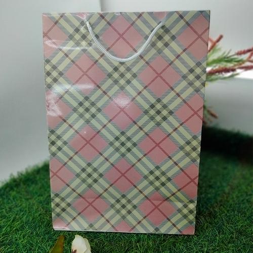 Gambar Tas Kertas Laminasi Licin Belanja Kado Hadiah Besar Motif Kotak Pink dari Rahmah Tas Kertas dan Kemasan Kab. Sleman Tokopedia