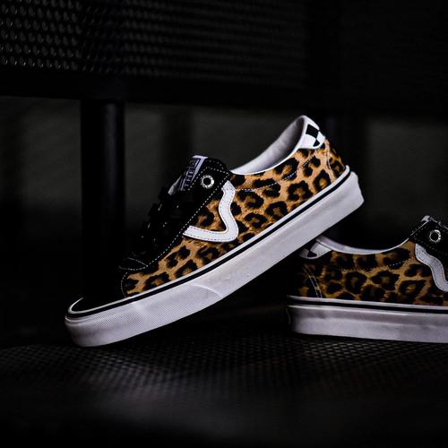 sepatu vans leopard