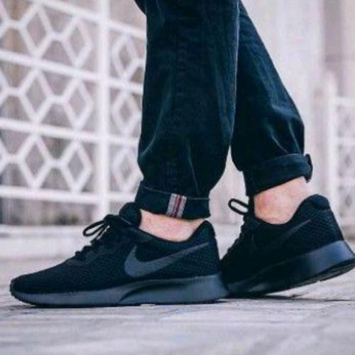 black nike trainers tanjun