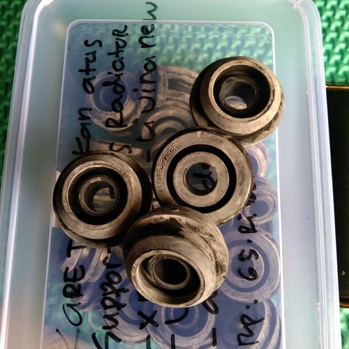 Jual karet dudukan atas support atas radiator xpander Livina new Lancer ...