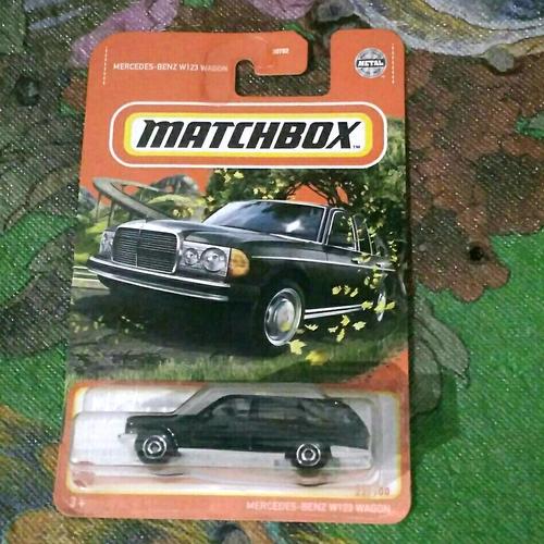 Voiture Miniature Matchbox 2022 - Mercedes-Benz W123 Wagon - N°22/100 - Échelle 1:64 - Noire