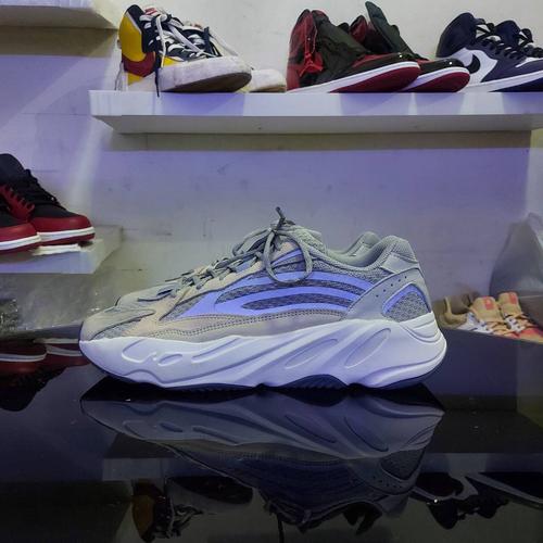 yeezy 700 v2 fitting