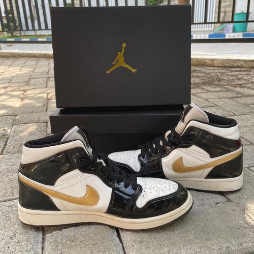 jordan black and gold retro
