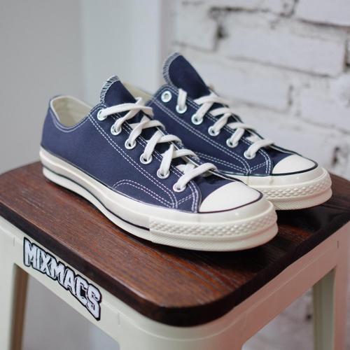 chucks low navy