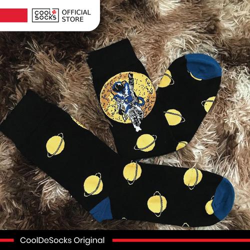 Gambar Kaos Kaki CoolDeSocks Original | Space Astronaut On Saturn dari CoolDeSocks Official Jakarta Barat Tokopedia