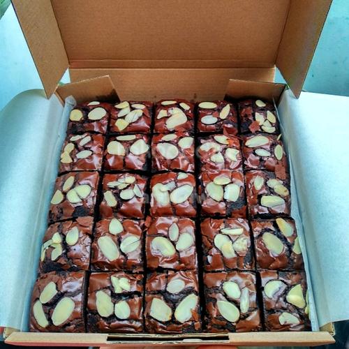 Jual Classic Brownies Panggang 20x20 fudgy inside crunchy outside Classic, Thinwall 650