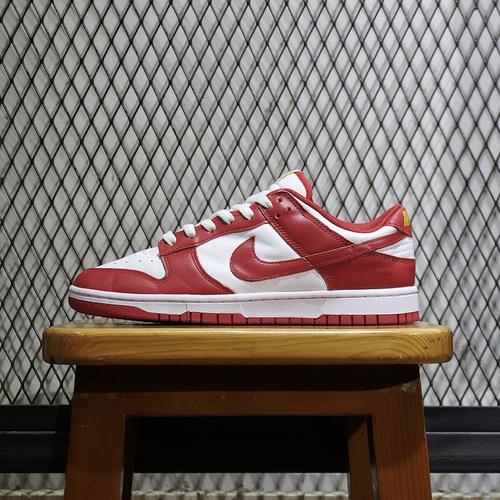 gym red dunk low