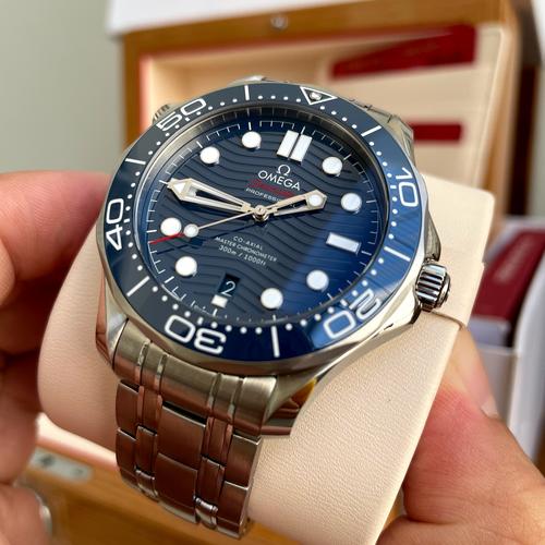 AXIAL MASTER CHRONOMETER 42mm Blue dial 