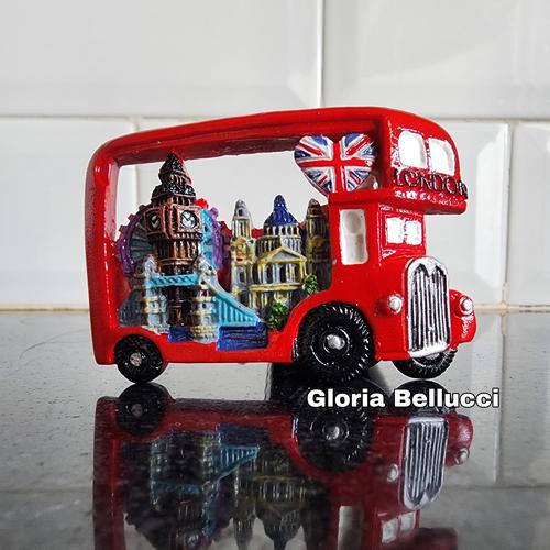 Rose Collections - Recuerdo del Big Ben London que cambia de color, 18 cm, réplica de torre de reloj en miniatura dorada iluminada con bandera de Reino Unido, adorno LED sobre base