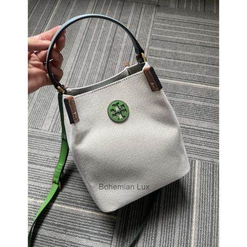 TORY BURCH BLAKE CROSSBODY CANVAS TOP HANDLE BUCKET BAG IN WHITE GREEN di  Tory Burch Bag Tokopedia