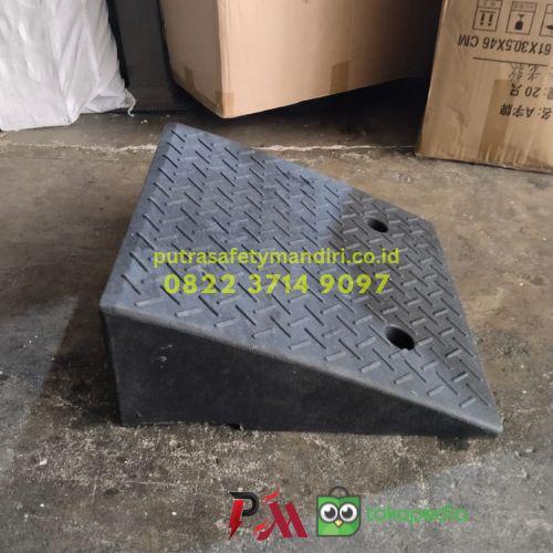 Jual RUBBER RAMP TANJAKAN CARS WHEELCHAIR KARET HITAM 19.5 x 48 x 48 CM ...