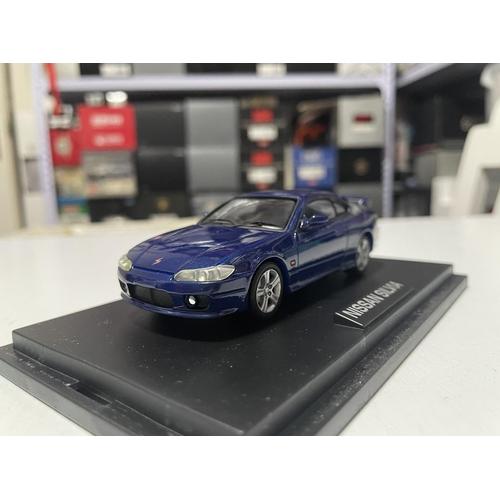 Display Case With Base For 1/43 Scale Die-Cast Car Models - Rabbit Collection