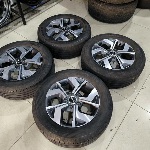 Jual 4 velg Ban bekas Kia Sonet Rung 17 Ban apollo 215/60 R16 bisa buat ...