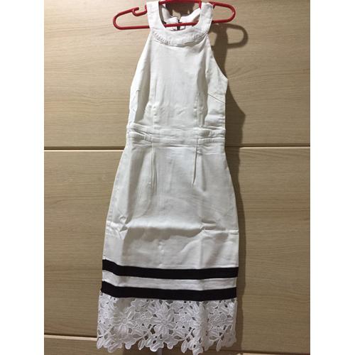 dress putih simple