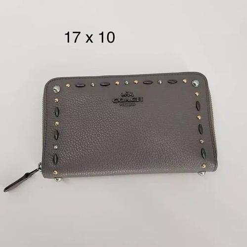 Foto Produk Dompet coach original - medium zip wallet grey/chalks rivets la dari watchaddictstore