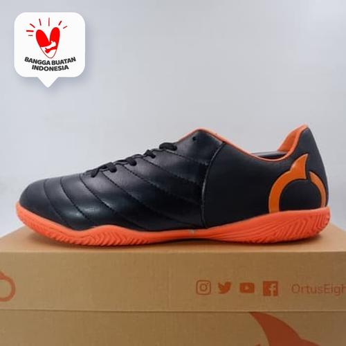 Foto Produk Sepatu Futsal Ortuseight Cygnus IN Black Ortrange 11020173 Original dari KING OF DRIBBLE