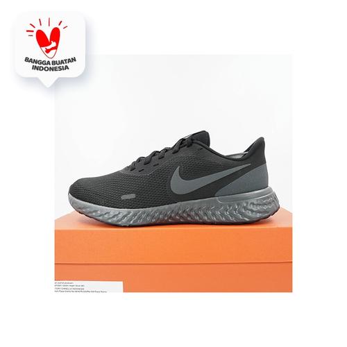 Foto Produk Sepatu Running/Lari Nike Revolution 5 Black Anthracite BQ3204-001 Ori dari KING OF DRIBBLE