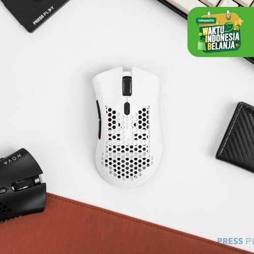 Foto Produk NOVA Ultralight Wireless Gaming Mouse 2.4ghz by Press Play - Putih dari Press Play