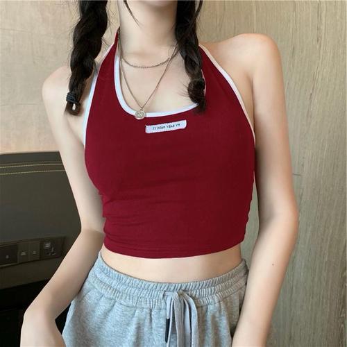 Yalangoch odamlar bilan tungi klub Qizil libosda retro porno