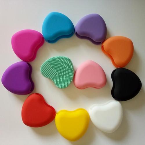 Foto Produk Brush Egg LOVE - Cleaning Rubber for Makeup Brush (Pembersih Brush) dari twindshop