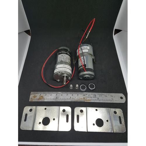 Gambar 1 pasang motor DC plus gearbox, 5VDC, merk Globe Motors USA, 2 unit. dari UAV Jakarta Selatan Tokopedia