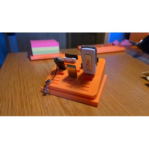Foto Produk USB and SDcard Organizer - Desktop dari BIKIN3D