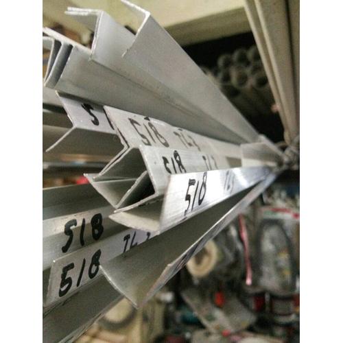 Foto Produk SIKU ALUMINIUM 1/2" = 1 CM X 1 CM X 0,5 MM (PER 1 METER) dari TK BANGUNAN EDEN JAYA