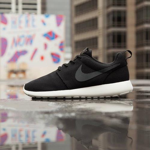 Jual nike roshe one black white 