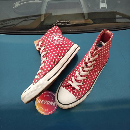 red polka dot converse