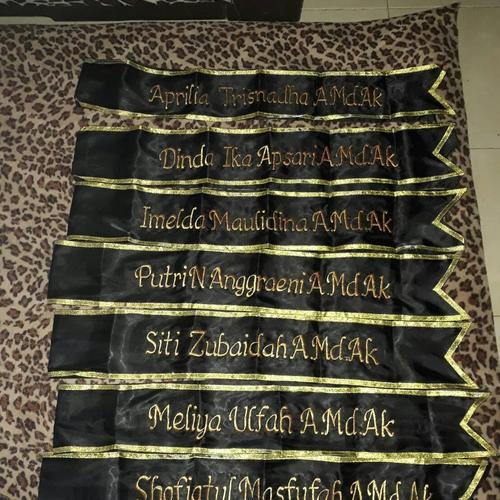 Gambar selempang wisuda satin langaung jadi dari anna selempang undefined Tokopedia