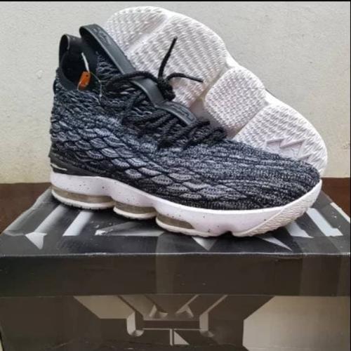 harga lebron 15