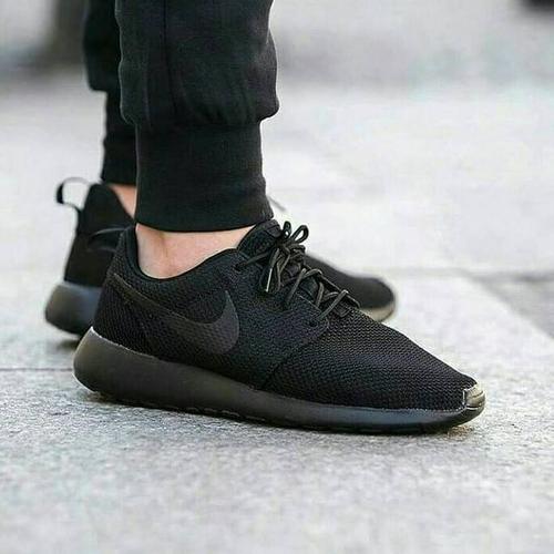 nike roshe run triple black