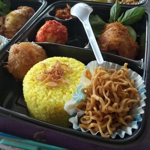 Jual Nasi Kuning Box Bento Ayam Goreng Kering Tempe Perkedel Sambal Mie Kota Tangerang Selatan Ayamungkep Tokopedia