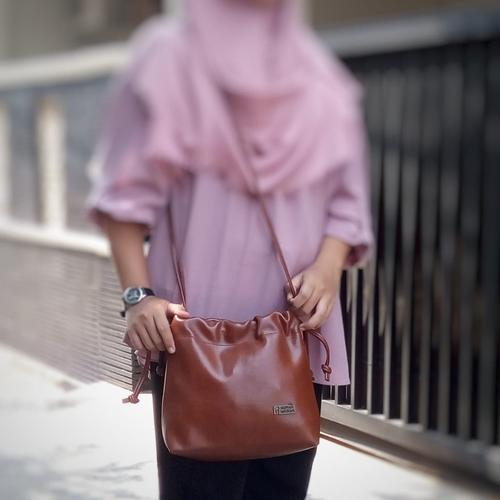 Foto Produk Tas Selempang Serut Tyne Rumah Warna - Cokelat Muda dari Etnik Cantik Unik