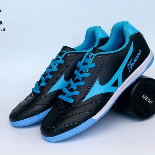 Foto Produk SEPATU FUTSAL PRIA MIZUNO FORTUNA HITAM LIST BIRU dari WAT | Footwear