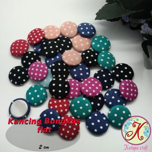 Foto Produk Kancing Bungkus Polka Flat 2cm per 50 pcs dari Kutique Craft