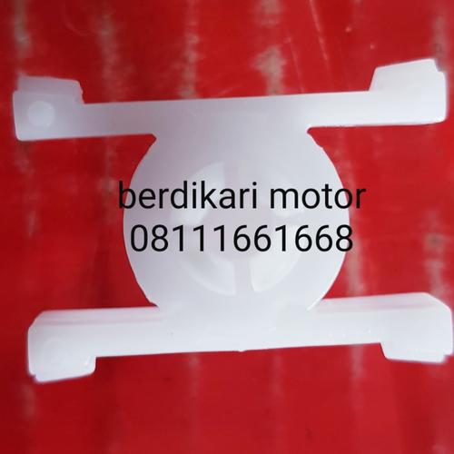 Foto Produk klip liss pintu bmw e30 m40 harga satuan dari BERDIKARI MOTORS