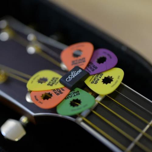 Foto Produk Pick Holder Alice Karet / Tempat Pik Gitar Black Rubber Headstock dari Grandia Shop